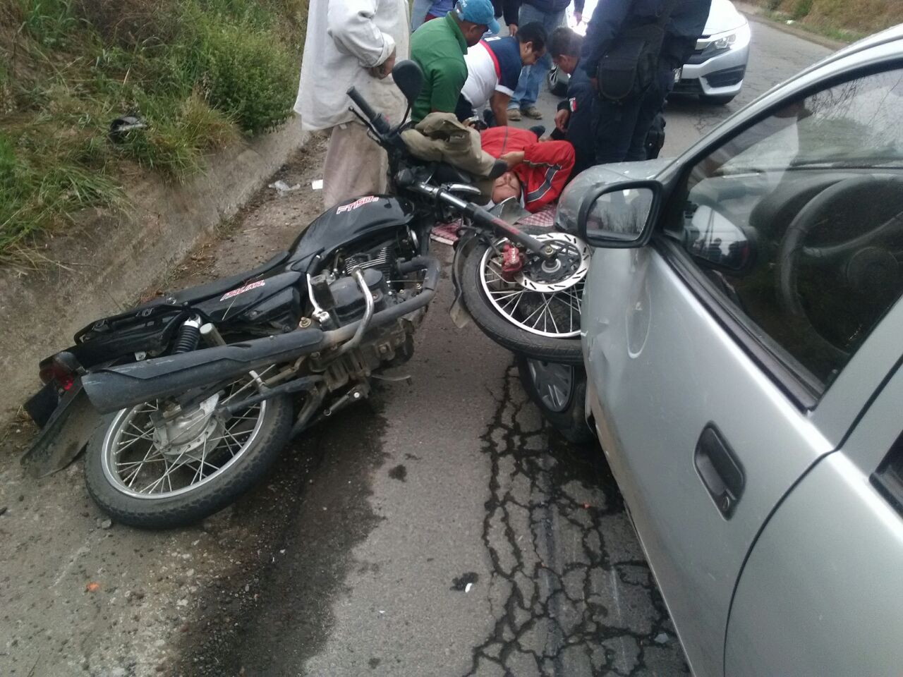 Mujer atropella a motociclista en Ixtacuixtla